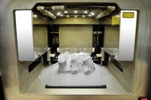 Подразделение концерна Mercedes-Benz Trucks использовал 3D-принтер для изготовления крышки термостата для грузовых моделей Mercedes