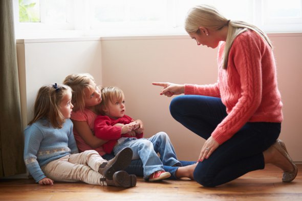 Родители наносят вред ребенку, произнося слова, которые нельзя говорить детям.