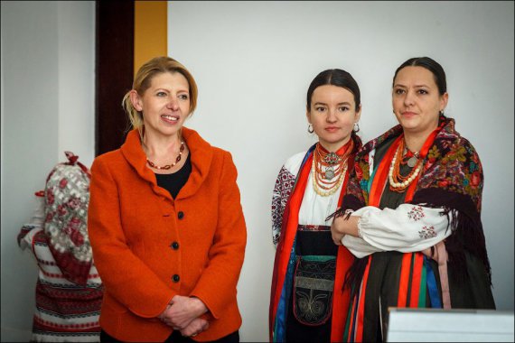 Вікторія Щербань (зліва) на презентації колекції дитячих українських костюмів у музеї Т. Шевченка в Києві
