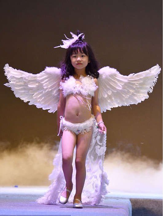 Китайські дівчата у відвертих бікіні