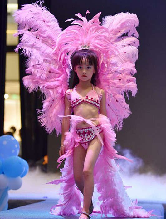 Китайські дівчата у відвертих бікіні