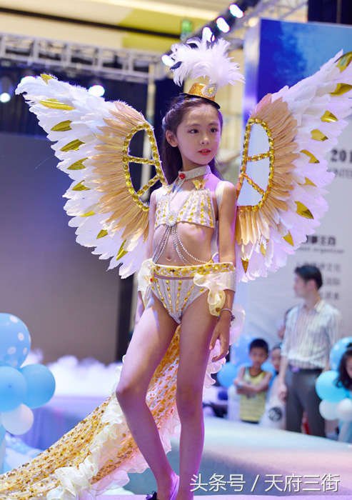 Китайские девочки в откровенных бикини