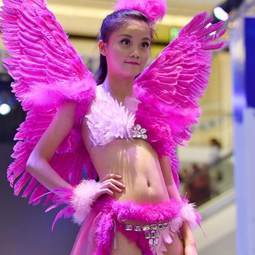 Китайські дівчата у відвертих бікіні