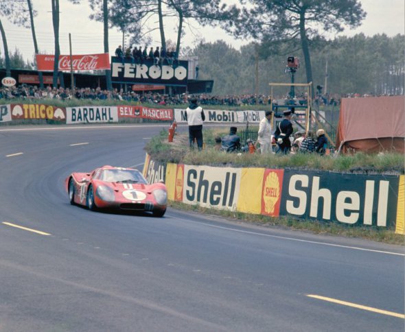 Ford GT40 на старте 24-часовой гонки в Ле-Мане, 1967 год