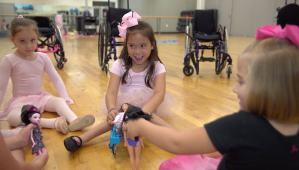 Кукла на инвалидной коляске: дизайнер представил новую игрушку для детей