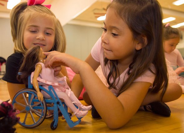 Лялька на інвалідному візку: дизайнер представив нову іграшку для дітей