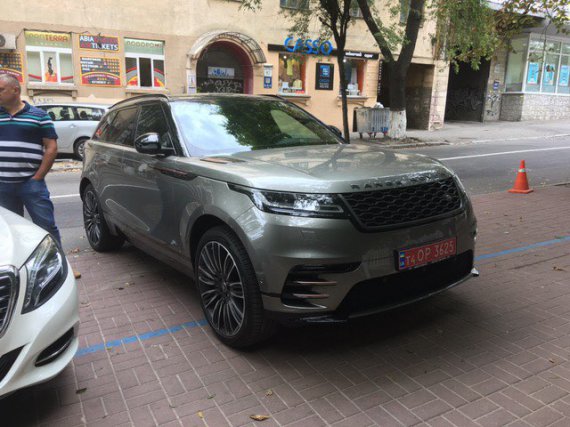 Помічений у центрі Києва Range Rover Velar 