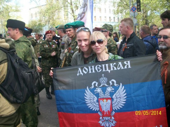 Анастасия Паутова в оккупированном Донецке с флагом ДНР. Рядом - подруга, которая теперь не может понять, почему Настю называют терористкой