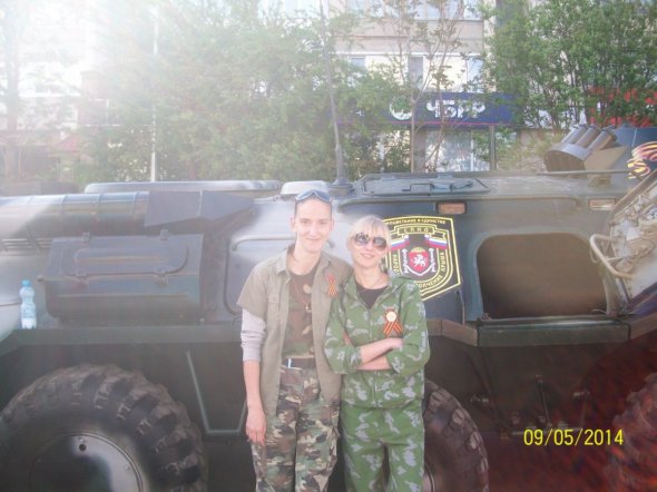 Анастасия Паутова во время демонстрации боевиками военной техники