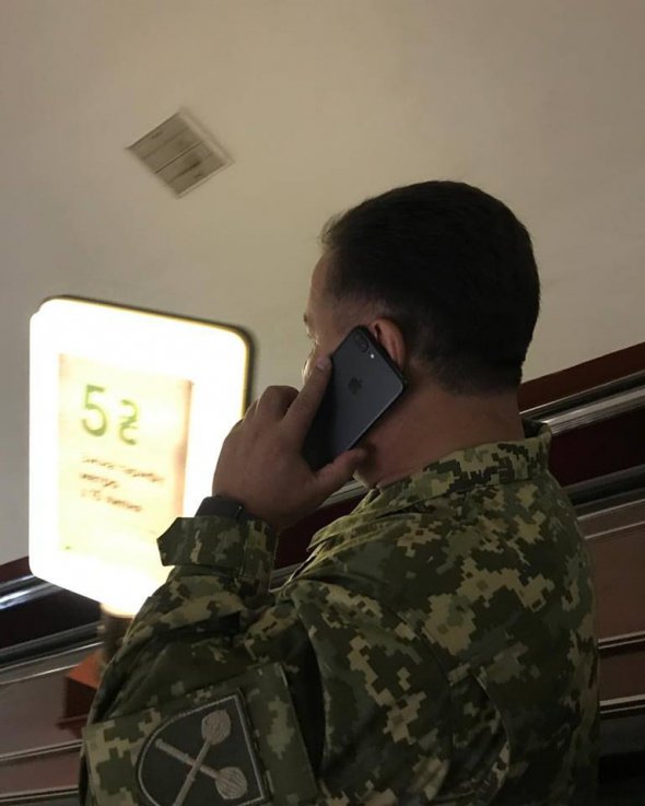 Степан Полторак разговаривает по телефону на эскалаторе 