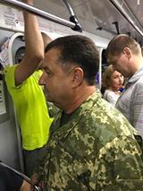 Министр обороны прокатился в метро вместе со своими соотечественниками 