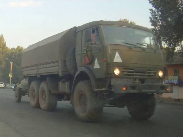 Без номерів, але з бронежилетом вантажівка прямує з окупованого Донбасу 