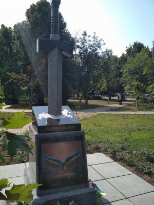 Відкрили монумент українським воїнам на розі проспекту Курбаса та вулиці Академіка Корольова. Янгол із синьо-жовтими крилами символізує перемогу над ворогами