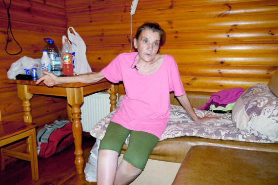 Олена Ширякіна родом із російського Волгограда. В Україну переїхала 1996 року. Працювала перекладачем на будівництві посольства Німеччини