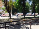 До військового госпіталю в Києві прибули машини з пораненими бійцями. Майже всі - у тяжкому стані. У багатьох травми кінцівок