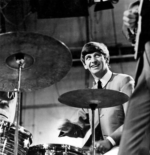 У гурті "The Beatles" 18 серпня 1962 року вперше виступив новий ударник Рінго Старр. 