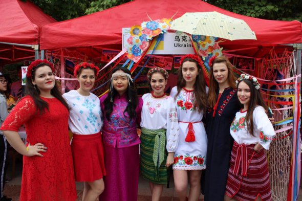 Альона Білогаш (друга ліворуч) на презентації студентами традицій своїх країн одягнула вишиванку і приготувала деруни