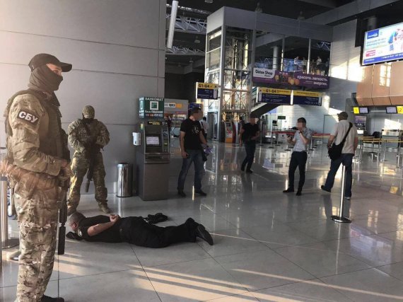 Руководство и сотрудников отделения полиции в международном аэропорту "Харьков" систематически требовали и получали взятки от иностранцев