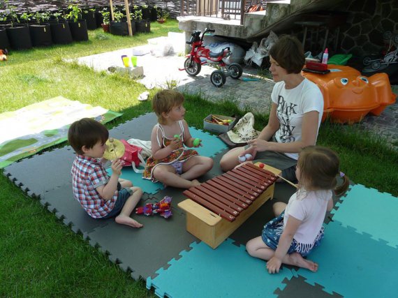 С детьми проводят занятия по музыке по методике Карла Орфа