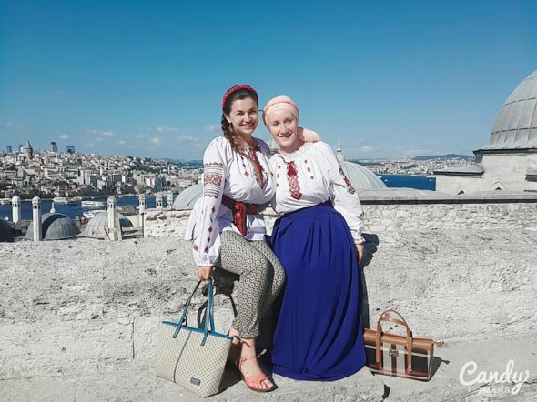 Українська мусульманка Світлана-Ніса (праворуч) навіть на чужині і після прийняття ісламу не забуває про своє коріння