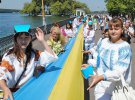 Разом підняли прапор завдовжки 9,5 км і завширшки 75 см.