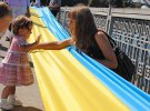 Разом підняли прапор завдовжки 9,5 км і завширшки 75 см.
