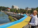 Разом підняли прапор завдовжки 9,5 км і завширшки 75 см.