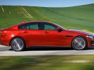 Под капотом Jaguar XE 2018 специалисты компании установят двухлитровые бензиновые двигатели Ingenium с мощностью в 200, 250 и 300 лошадиных сил.