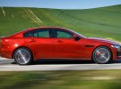 Під капотом Jaguar XE 2018 року фахівці компанії встановлять дволітрові бензинові двигуни Ingenium з потужністю в 200, 250 і 300 кінських сил.