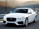 Під капотом Jaguar XE 2018 року фахівці компанії встановлять дволітрові бензинові двигуни Ingenium з потужністю в 200, 250 і 300 кінських сил. 