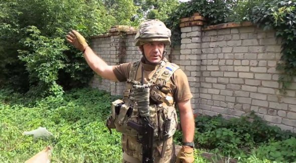 Командир штурмової групи батальйону "Донбас" Тарас Костанчук: "Нам казали, що Іловайськ обороняють до сотні легкоозброєних непідготовлених бойовиків, які тікають після першого серйозного вогневого контакту. Для нашого батальйону чисельністю понад 400 осіб вони не становили загрози"