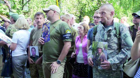 Бійці батальйону ”Донбас” 19 серпня ­принесли під Генеральну прокуратуру України портрети побратимів, загиблих в ­Іловайську у серпні 2014 року. Вимагають покарати винних генералів