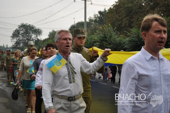 В Мирнограде на Донетчине развернули 35-метровый флаг Украины
