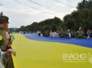 В Мирнограде на Донетчине развернули 35-метровый флаг Украины