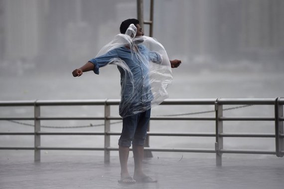 Тихоокеанский тайфун "Хато" парализовал жизнь в Гонконге
