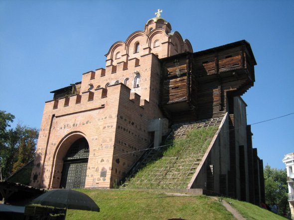 Руины Золотых ворот находились под землей около 80 лет. По инициативе археолога К. Лохвицкого в 1832 году начались раскопки Золотых ворот.