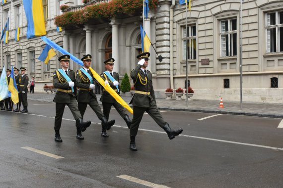 В центре Львова взвился сине-желтый флаг