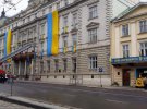 В центре Львова взвился сине-желтый флаг
