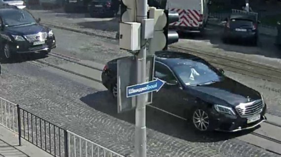 Камери спостереження зафіксували Петра  Димінського за кермом Mercedes перед ДТП