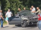 Петро Димінській у білій сорочці на місці аварії