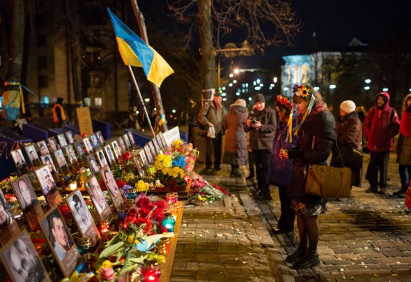 Люди чтят память погибших майдановцев на ул. Институтской 