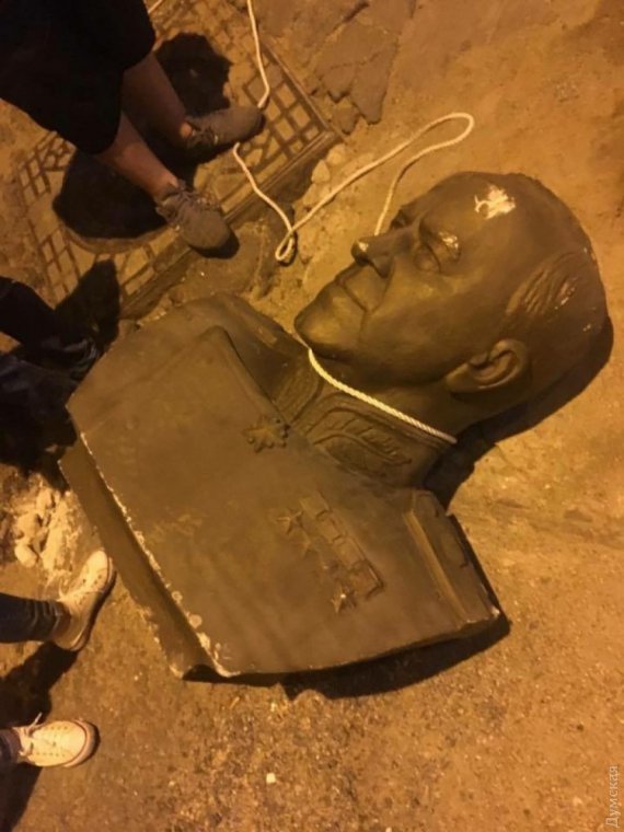 Неизвестные демонтировали бюст маршала Георгия Жукова в Одессе
