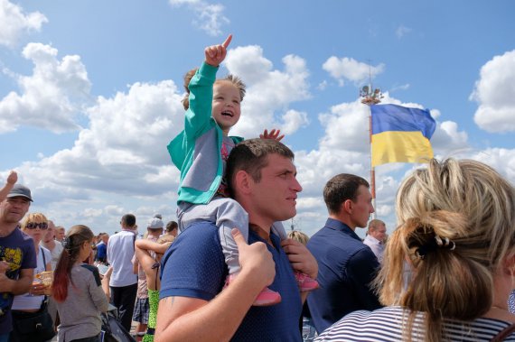 В рамках фестиваля ко Дню Независимости состоялось трехчасовое авиашоу с участием 20 самолетов