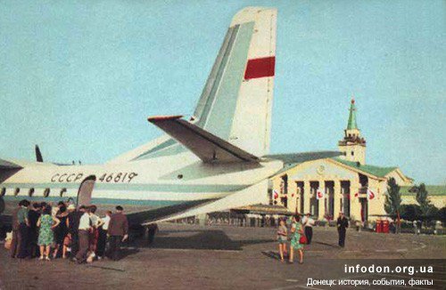 Після звільнення Донбасу в 1944 році аеропорт знову почав виконувати авіаперевезення пасажирів