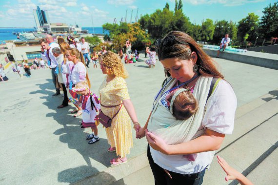 На Потьомкінських сходах в Одесі до Дня Незалежності люди утворили живий ланцюг, узявшись за руки. 24 серпня 2017 року акцію провели в рамках ”Вишиванкового фестивалю”. Він тривав п’ять днів, відбувався восьмий рік поспіль