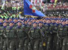Бійці Національної гвардії проходять парадним строєм перед трибуною з командуванням української армії. Участь у параді до Дня Незалежності взяли чотири з половиною тисячі військових із 10 країн
