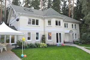 Будинок колишнього президента України Віктора Януковича розташований у селі Баківка за п’ять кілометрів від Москви, Росія. По сусідству стоїть дім співака Йосипа Кобзона. Саме він розказав журналістам про помешкання Януковича