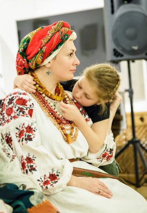 Учасниця донецького театру фольклорної пісні ”Дивина” Юлія Куліненко з донькою Вірою чекають на свій виступ у київському Музеї книги і друкарства