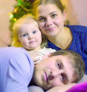 Марина Блонська з чоловіком Олександром і донькою Златою два роки тому переїхали з Луганська на Полтавщину. Тримають кілька телят, поросят, 10 дійних кіз і 18 козенят