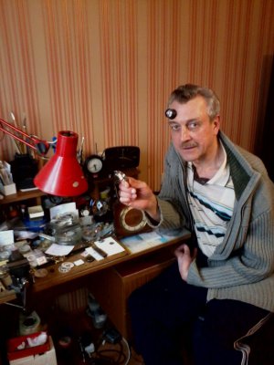 Олександр Новосьолов ремонтує годинники у власній квартирі в Києві. Двічі на тиждень виходить на ринок. Там забирає годинники на ремонт і віддає клієнтам полагоджені